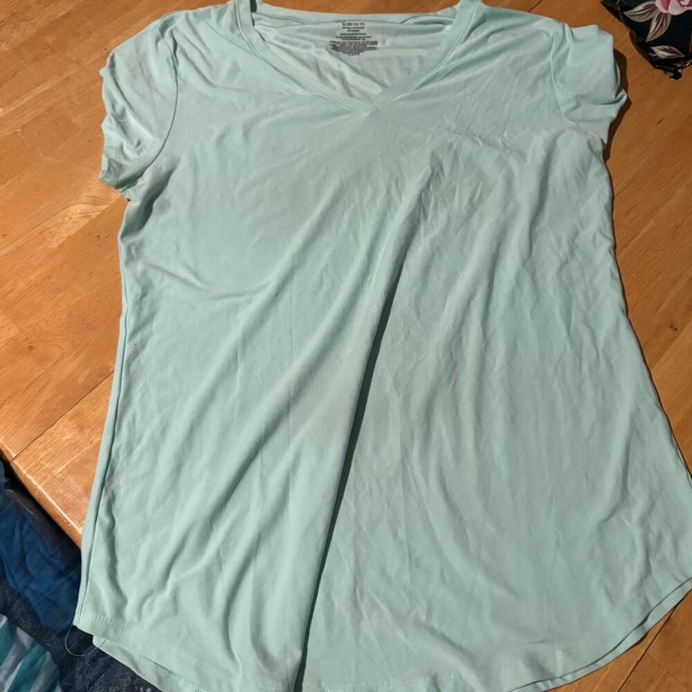 No Boundaries Women's Mint Green V-Neck T-Shirt Size XL Mist Mint Short Sleeve